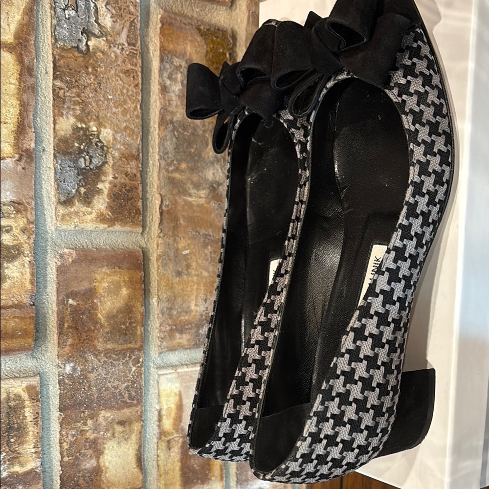 Manolo Blahnik Black and White Sophisticated Heels - Picture 2 of 6